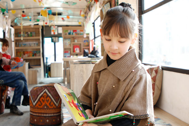 Charmaghz girl reading a book